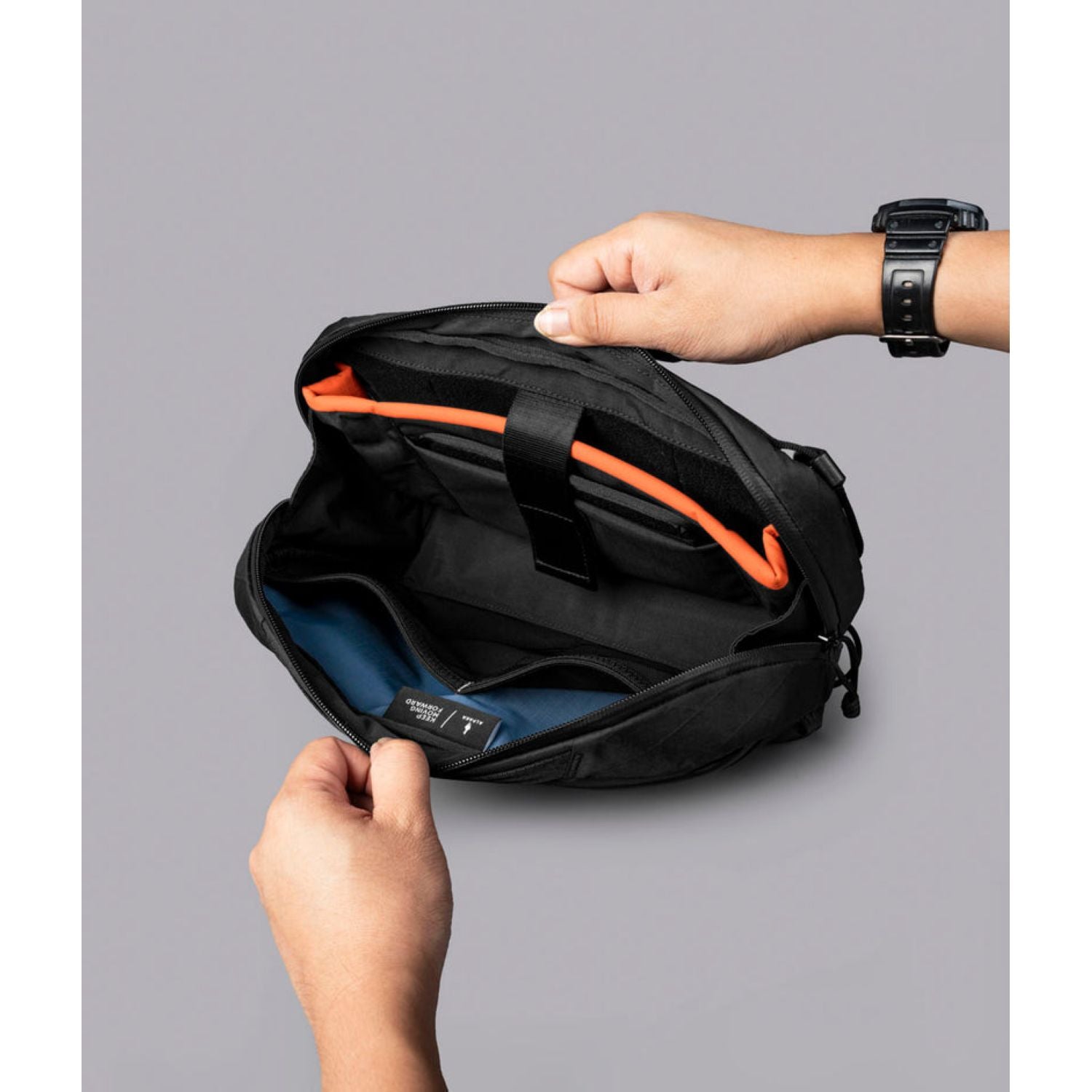 ALPAKA Eclipse Gaming Sling