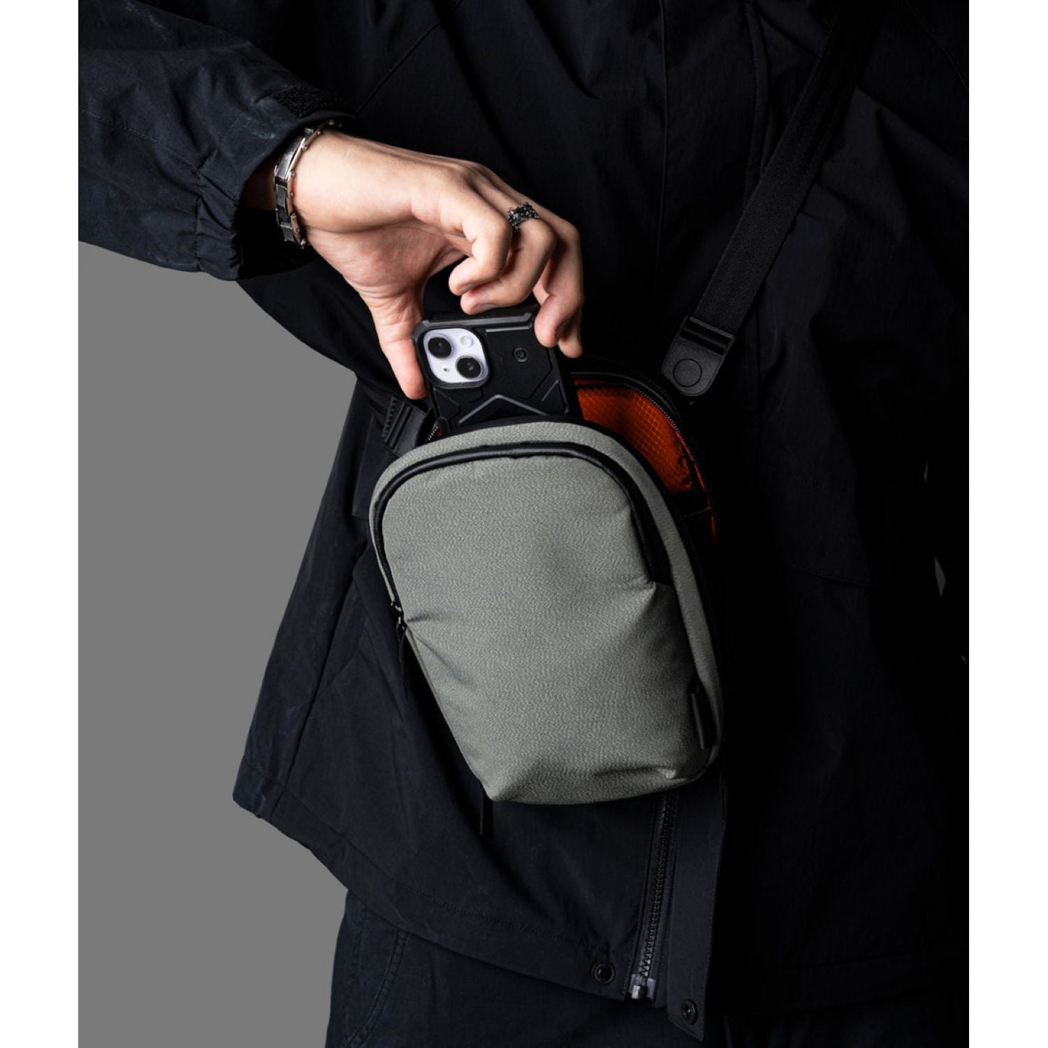 ALPAKA Metro Sling V2 Borsa A Tracolla Piccola, Impermeabile, Con Blocco RFID, Maniglia, Cinghia Regolabile, Nero, Taglia S