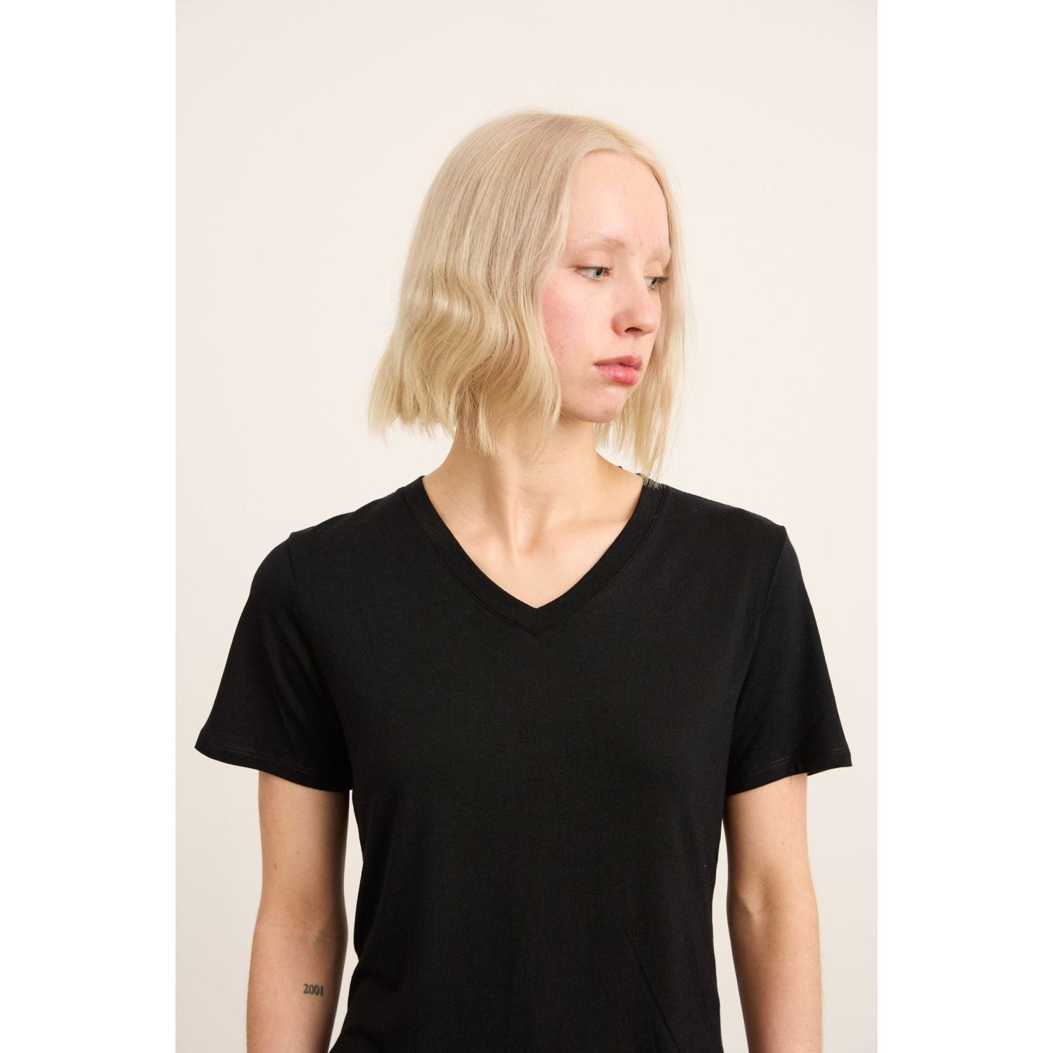 Paire Women's Merino Wool-Blend V-Neck T-Shirt (Black)